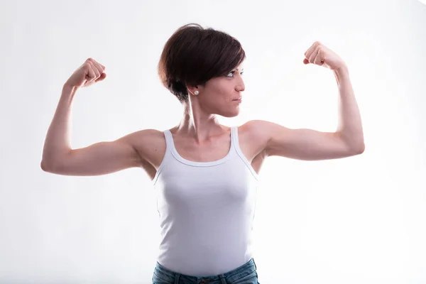 Fit Jovem Mulher Flexionando Braços Mostrando Seu Bíceps Isolado Branco — Fotografia de Stock