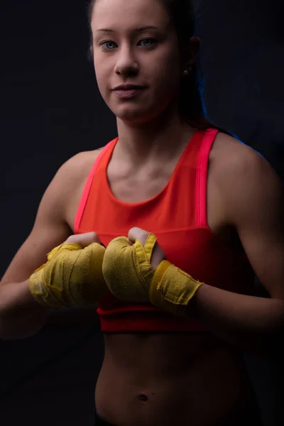 Joven Guapa Boxeadora Femenina Vistiendo Top Entrenamiento Rojo Envolturas Amarillas — Foto de Stock