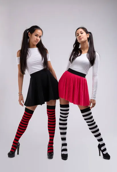 Två Trendiga Unga Kvinnor Randiga Leggings Och Matchande Färg Tema — Stockfoto