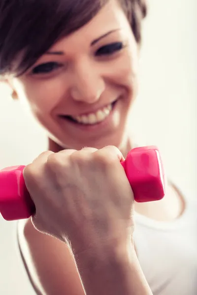 Mujer Sonriente Haciendo Ejercicio Con Una Mancuerna Levantando Pesas Para — Foto de Stock