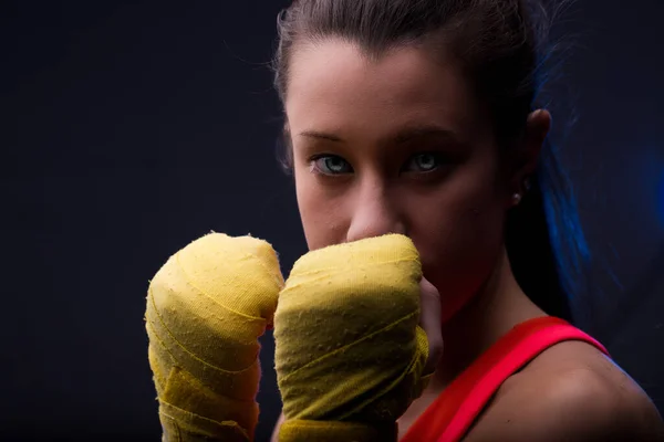 Νεαρή Γυναίκα Εκφραστική Εμφάνιση Κίτρινα Περιτυλίγματα Πυγμαχίας Κρατώντας Τις Σφιγμένες — Φωτογραφία Αρχείου