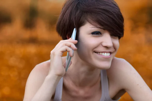 Çekici Bir Kadın Dışarıda Cep Telefonuyla Sohbet Ediyor Kapalı Çekimde — Stok fotoğraf