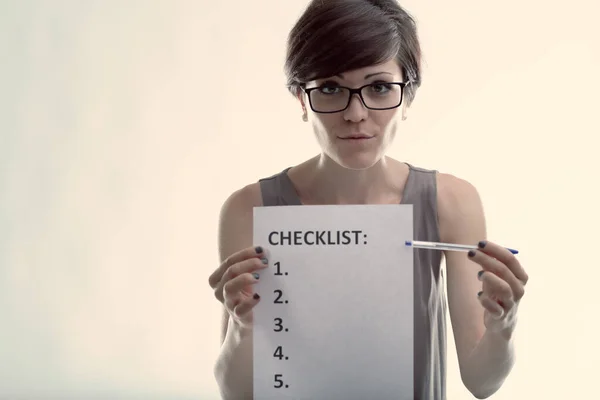 Ernstige Vrouw Met Bril Wijzend Naar Een Blanco Checklist Met — Stockfoto