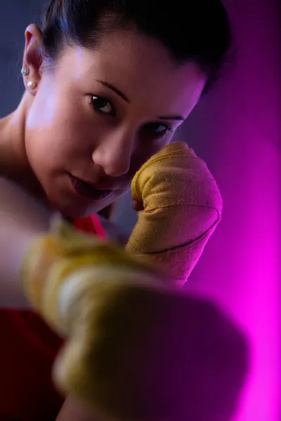 Mujer Joven Hermosa Boxeadora Envolturas Mano Boxeo Amarillo Entregando Puñetazo — Foto de Stock