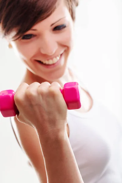 Ağırlıklarla Egzersiz Yapan Genç Bir Kadın Elindeki Dambıllara Bakıp Mutlu — Stok fotoğraf