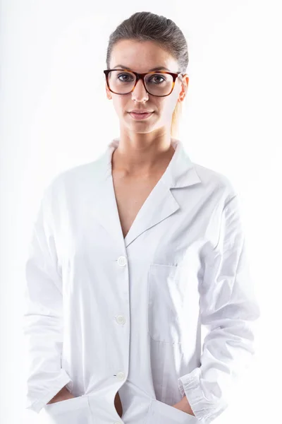 Atraente Jovem Enfermeira Médico Vestindo Óculos Com Mãos Nos Bolsos — Fotografia de Stock