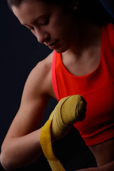 Mulher Jovem Forte Top Treinamento Vermelho Envolvendo Seus Punhos Com — Fotografia de Stock