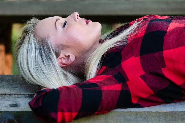 Widok Boku Młodej Blondynki Leżącej Ławce Podczas Snu Lub Relaksu — Zdjęcie stockowe