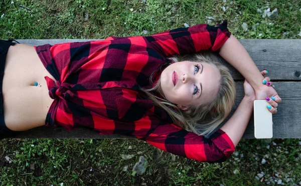 Portret Dziewczyny Leżącej Ławce Parku Widok Góry Przemyślany Poważny — Zdjęcie stockowe