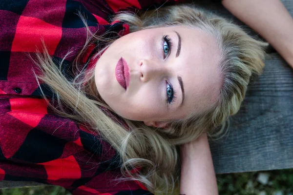 Portrait Fille Couchée Sur Banc Parc Vue Haut Réfléchie Sérieuse — Photo