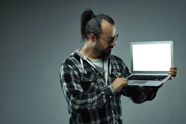 Hipster Uomo Possesso Computer Portatile Guardando Interessante Contenuto Digitale Visualizzato — Foto Stock