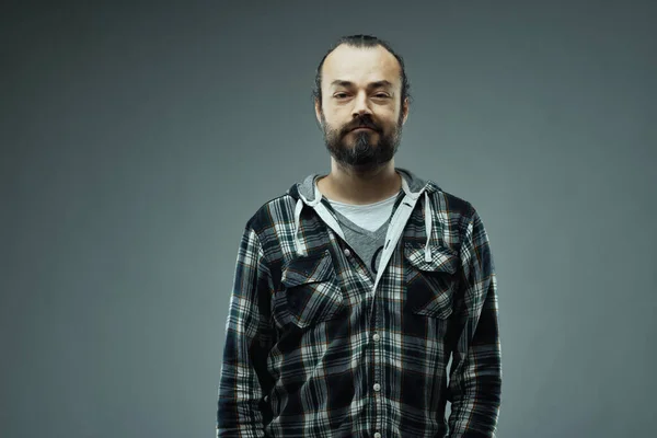 Estúdio Vista Frontal Retrato Homem Barbudo Vestindo Uma Camisa Quadriculada — Fotografia de Stock