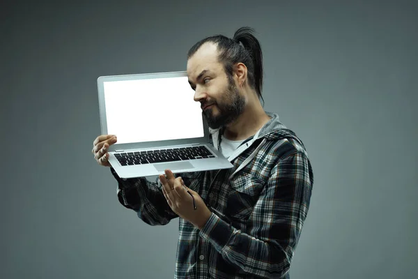 Muž Cítí Náklonnost Tomu Obrazovce Jeho Notebooku Drží Prsou Prázdnou — Stock fotografie