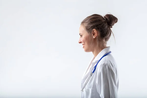 Profil Porträtt Ung Kvinnlig Läkare Tittar Mot Copyspace — Stockfoto