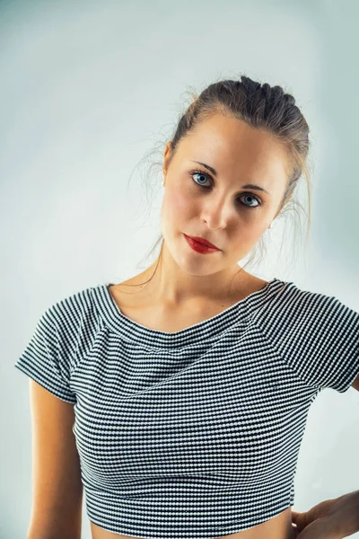 青目と赤い唇を持つ深刻で決定的な若い女性のファッショントーンと色の変更された肖像画 — ストック写真