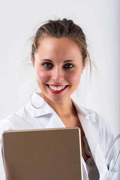 デジタルタブレットで笑顔を見せる女医の肖像画です — ストック写真
