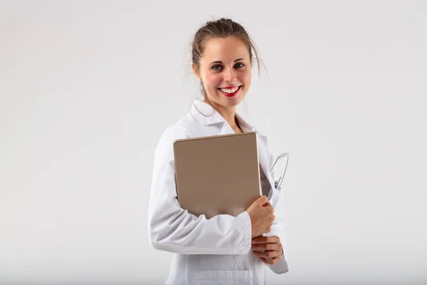 Retrato Amigável Sorridente Médico Feminino Com Tablet Digital — Fotografia de Stock