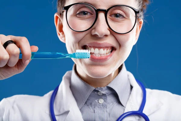 Dentista Muestra Cómo Cepillarse Los Dientes Correctamente Para Una Higiene — Foto de Stock