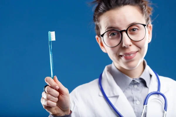 Slightly Defocused Dentist Showing Toothbrush Medical Doctor White Labcoat Suggesting — Stock Photo, Image