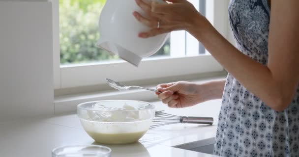 Mulher esbelta cozinhar em uma cozinha branca — Vídeo de Stock