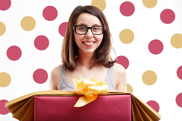 Glimlachende Gelukkige Vrouw Met Een Groot Kerstcadeau Cadeau Een Bijpassende — Stockfoto