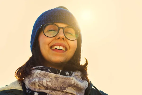 Теплый Светлый Образ Счастливой Смеющейся Женщины Очках Шапочке Шарфе Низким — стоковое фото