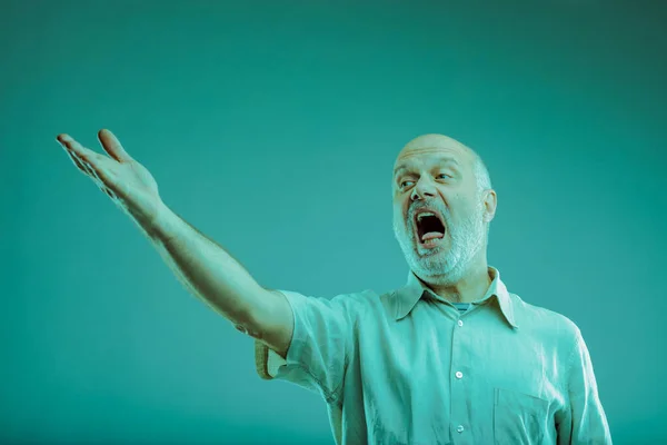 Senior Man Singing Screaming Someone Gesturing Hand Side Mouth Open — Stock Photo, Image