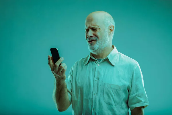 Homme Perplexe Regardant Son Smartphone Dans Confusion Alors Tient Pour — Photo