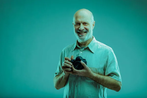 Fotógrafo Senior Amigable Seguro Sonriendo Cámara Mientras Sostiene Cámara Sus — Foto de Stock