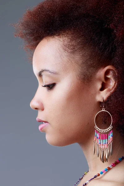 Zarif Siyah Bir Kadının Portresi Boncuklu Küpeler Kolye Takıyor — Stok fotoğraf