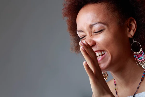 Ehrliches Porträt Einer Lachenden Jungen Schwarzen Frau Mit Perlenohrringen Großaufnahme — Stockfoto