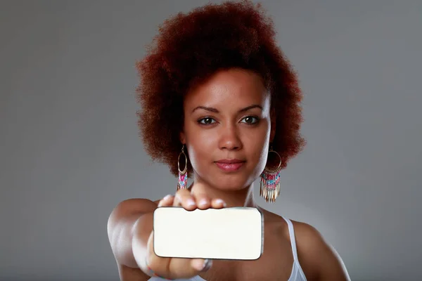 Jonge Blanco Vrouw Houdt Een Lege Smartphone Met Het Scherm — Stockfoto