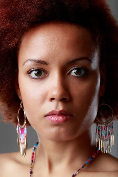 Solemn Earnest Young Black Woman Wearing Beaded Earrings Staring Camera — Stock Photo, Image