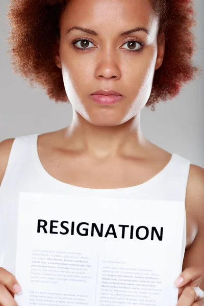 Mujer Negra Joven Seria Que Presenta Renuncia Sosteniendo Cartel Impreso — Foto de Stock