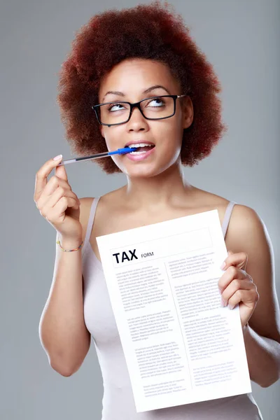 Молода Чорна Жінка Окулярах Стоїть Ручкою Рота Тримає Податковий Документ — стокове фото