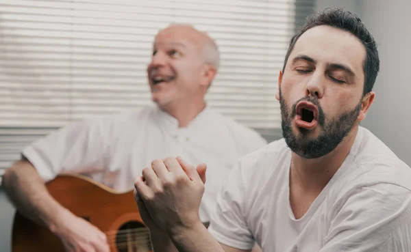 Yaşlı Babası Arkadaşı Gitar Çalarken Şarkı Söyleyen Bir Adam Hobi — Stok fotoğraf