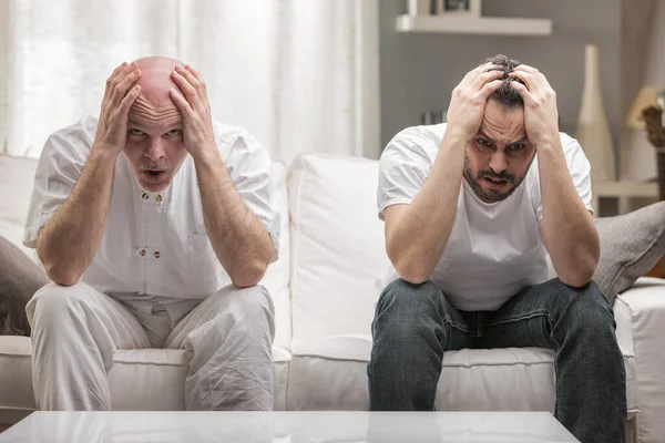 Älterer Vater Und Erwachsener Sohn Halten Sich Erschrocken Über Schlechte — Stockfoto