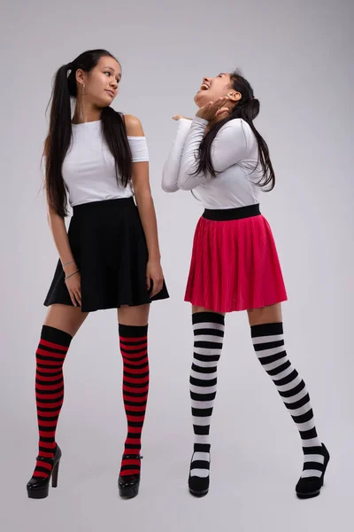 Две Молодые Красивые Девушки Женщины Модели Одетые Полосатые Носки Коленях — стоковое фото
