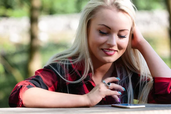 Atraktivní Trendy Blond Žena Psaní Sms Svém Mobilním Telefonu Jak — Stock fotografie