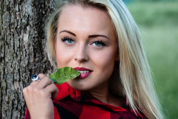 Pensive Sensual Young Blond Woman Green Leaf Her Lips Relaxing — Stockfoto
