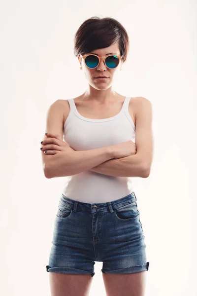 Jeune Femme Moderne Mode Avec Des Lunettes Soleil Circulaires Des — Photo