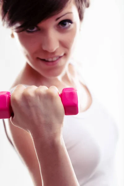 年轻的女运动员带着哑铃 带着坚定的凝视和专注于她的手 以一种健康和健康的观念 在镜头前锻炼 — 图库照片