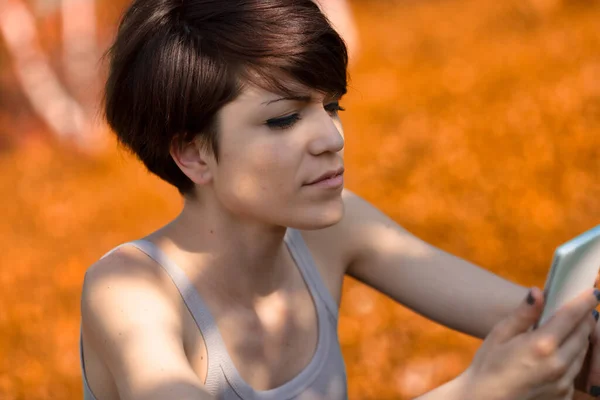 Young Woman Reading Text Message Her Mobile Phone Look Serious — Stok fotoğraf