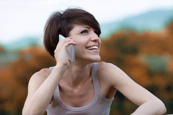 Mujer Joven Feliz Relajándose Aire Libre Hablando Teléfono Móvil Escuchando — Foto de Stock
