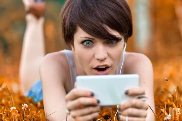 Young Woman Staring Her Mobile Shock Amazement Wide Staring Eyes — Stockfoto