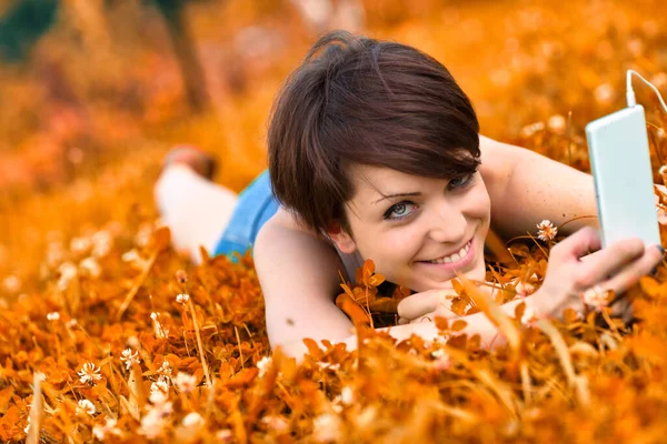 Linda Joven Carismática Escuchando Música Campo Trébol Naranja Una Vista — Foto de Stock