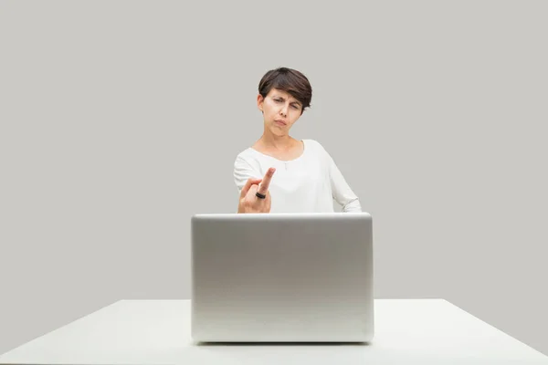 Wütende Junge Frau Gestikuliert Richtung Ihres Laptop Bildschirms Reckt Den — Stockfoto