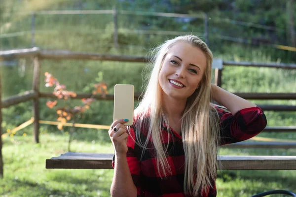 Attractive Young Blond Woman Posing Holding Mobile Phone Her Hand — 스톡 사진