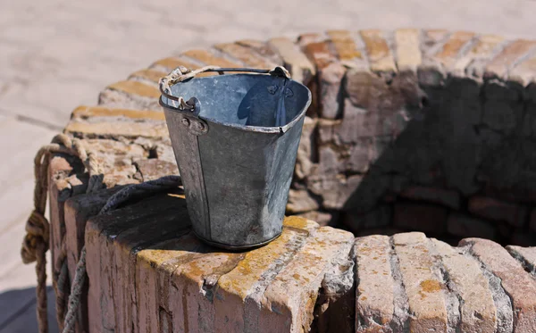 Een water met een oude emmer in samarkand, Oezbekistan — Stockfoto