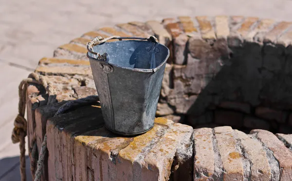 Un puits d'eau avec un vieux seau à Samarkand, Ouzbékistan — Photo